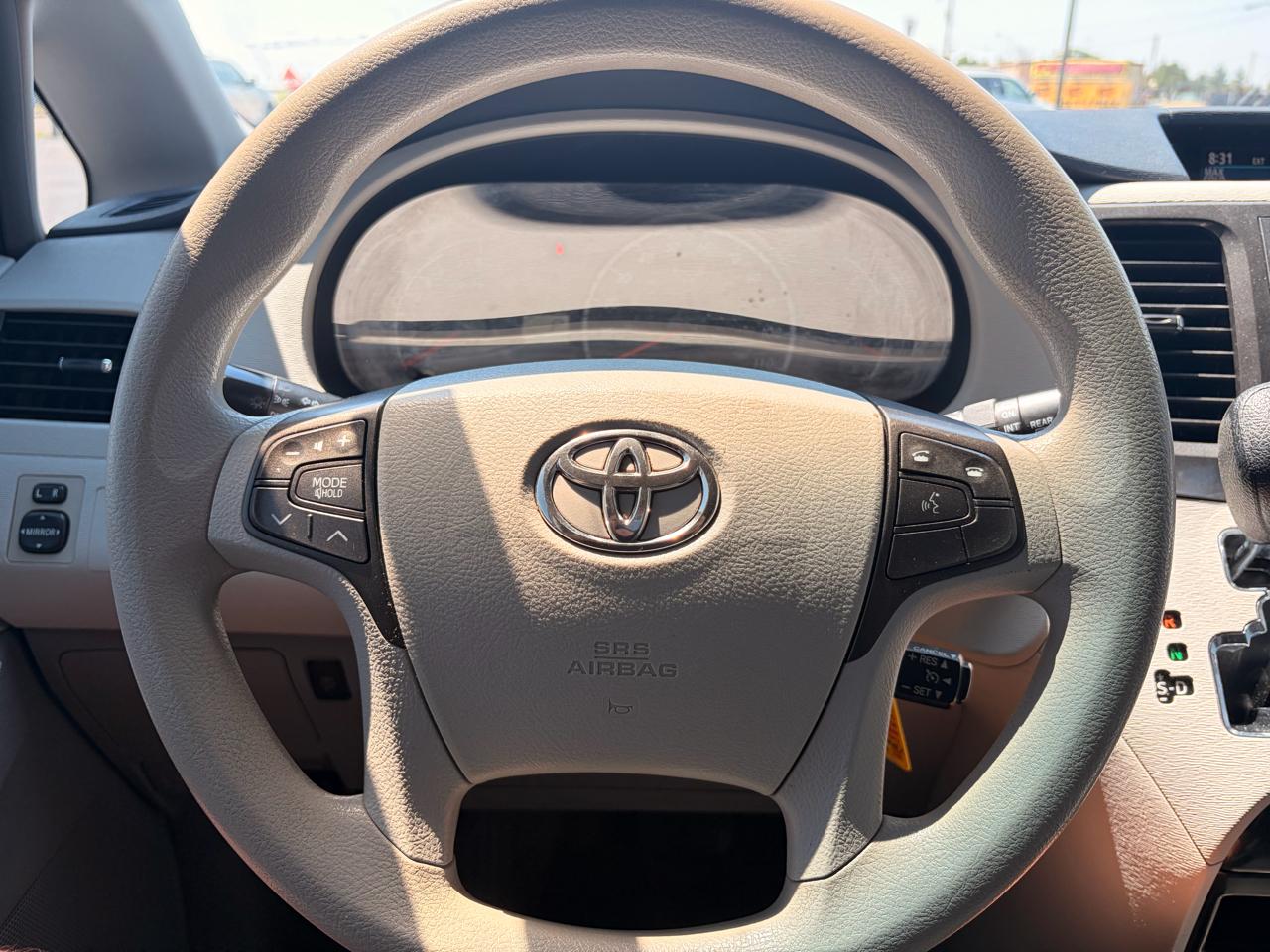 Toyota Sienna 5dr 7-Pass Van V6 LE FWD (Natl) 2013