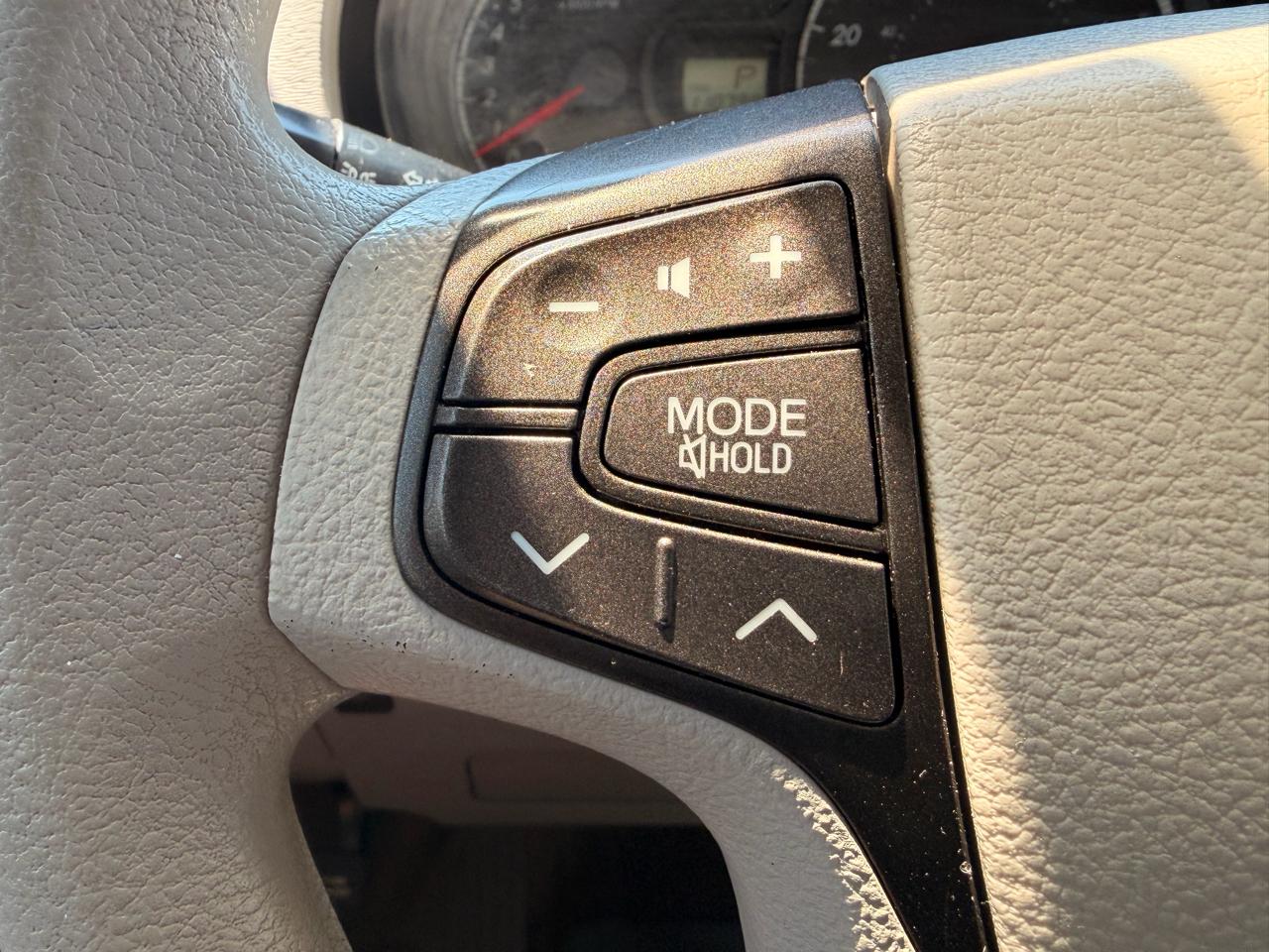 Toyota Sienna 5dr 7-Pass Van V6 LE FWD (Natl) 2013