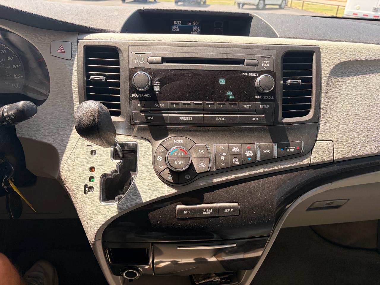 Toyota Sienna 5dr 7-Pass Van V6 LE FWD (Natl) 2013