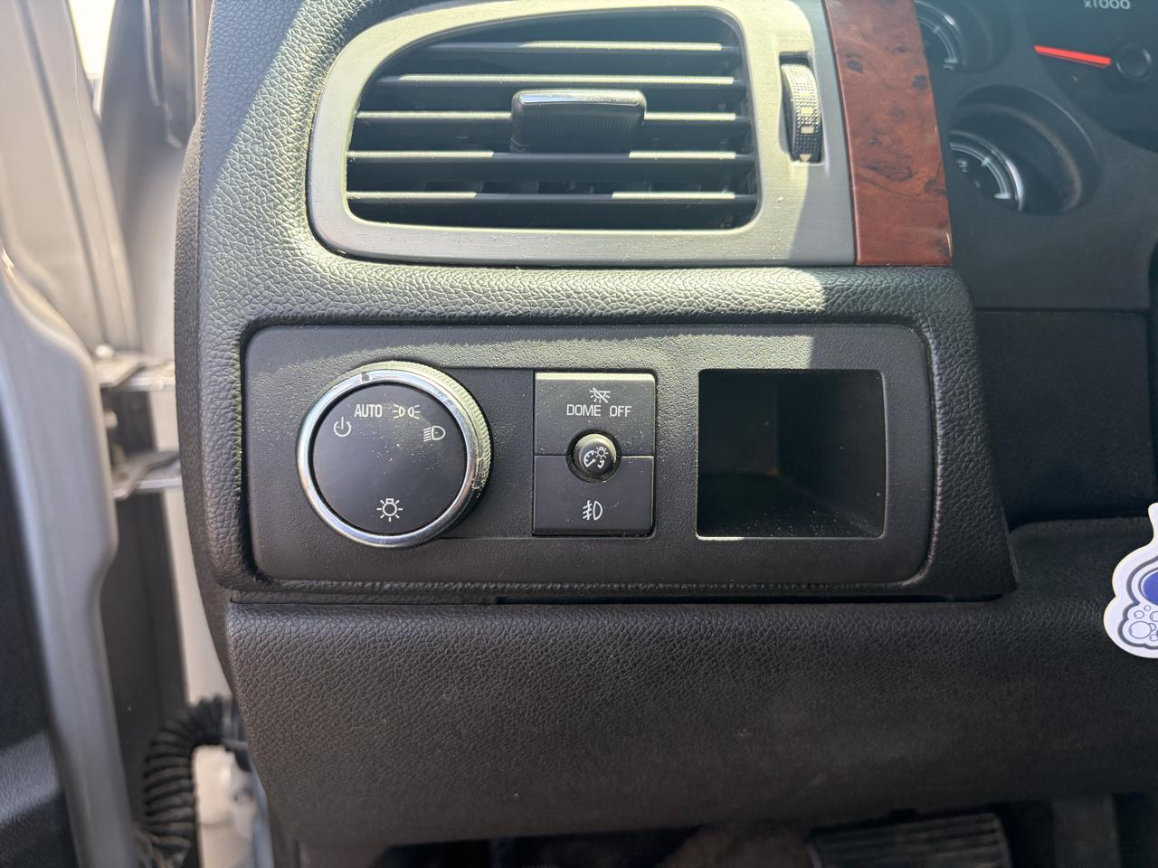Chevrolet Avalanche 2WD Crew Cab LT 2011