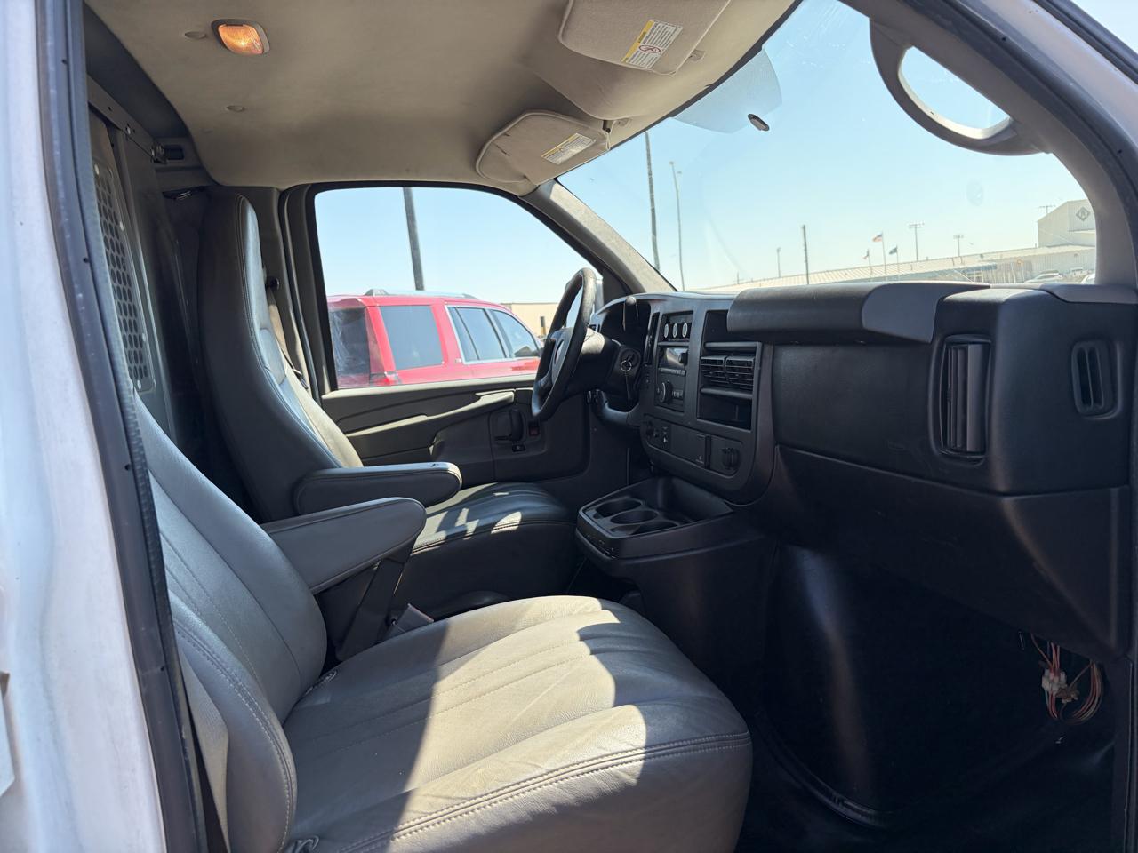 GMC Savana Cargo Van RWD 3500 135" 2015