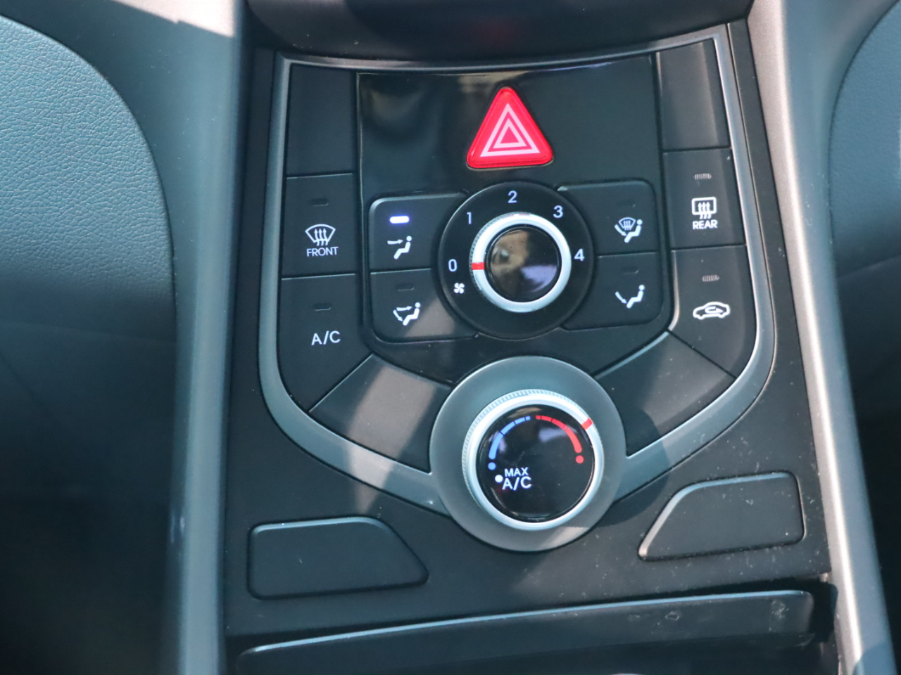 Hyundai Elantra SE 6AT 2015