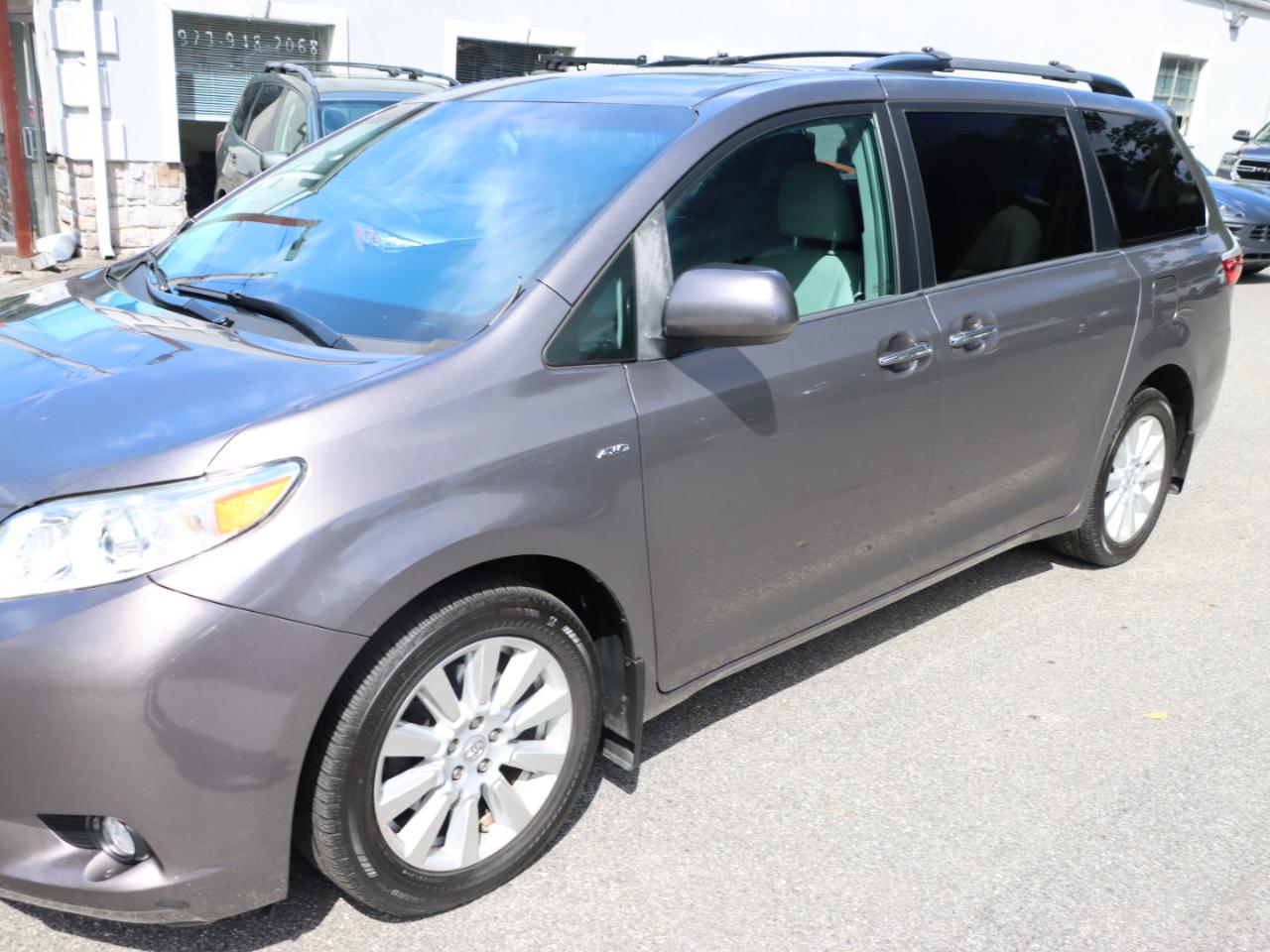 Toyota Sienna XLE 7-Passenger AWD 2017
