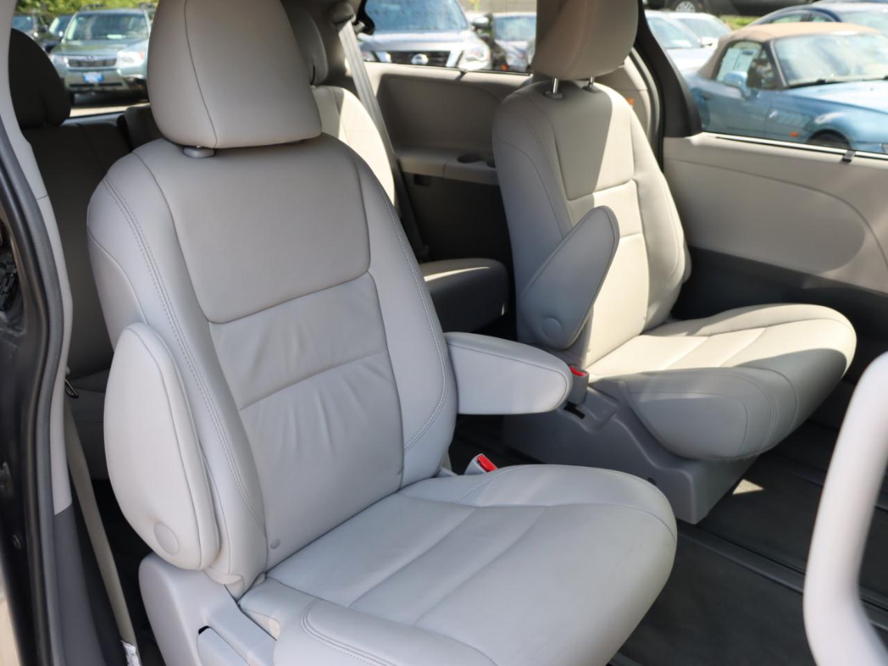 Toyota Sienna XLE 7-Passenger AWD 2017