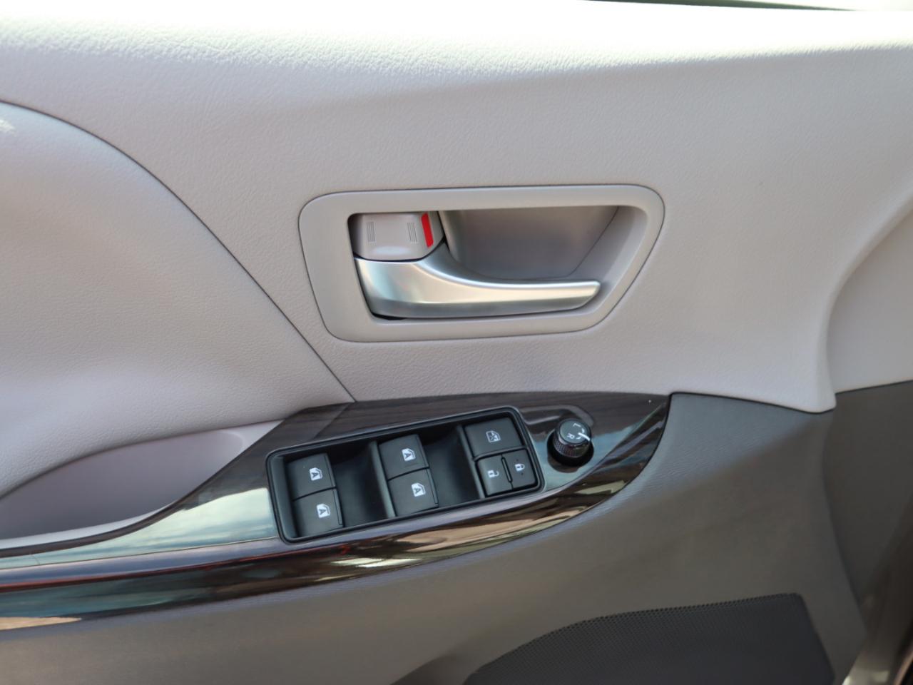 Toyota Sienna XLE 7-Passenger AWD 2017