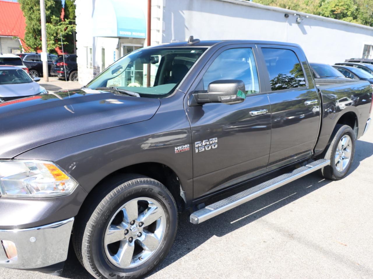 RAM 1500 SLT Crew Cab SWB 4WD 2017