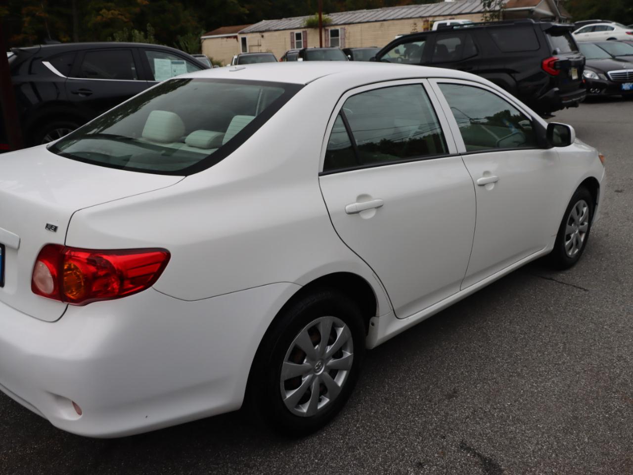 Toyota Corolla Base 5-Speed MT 2010
