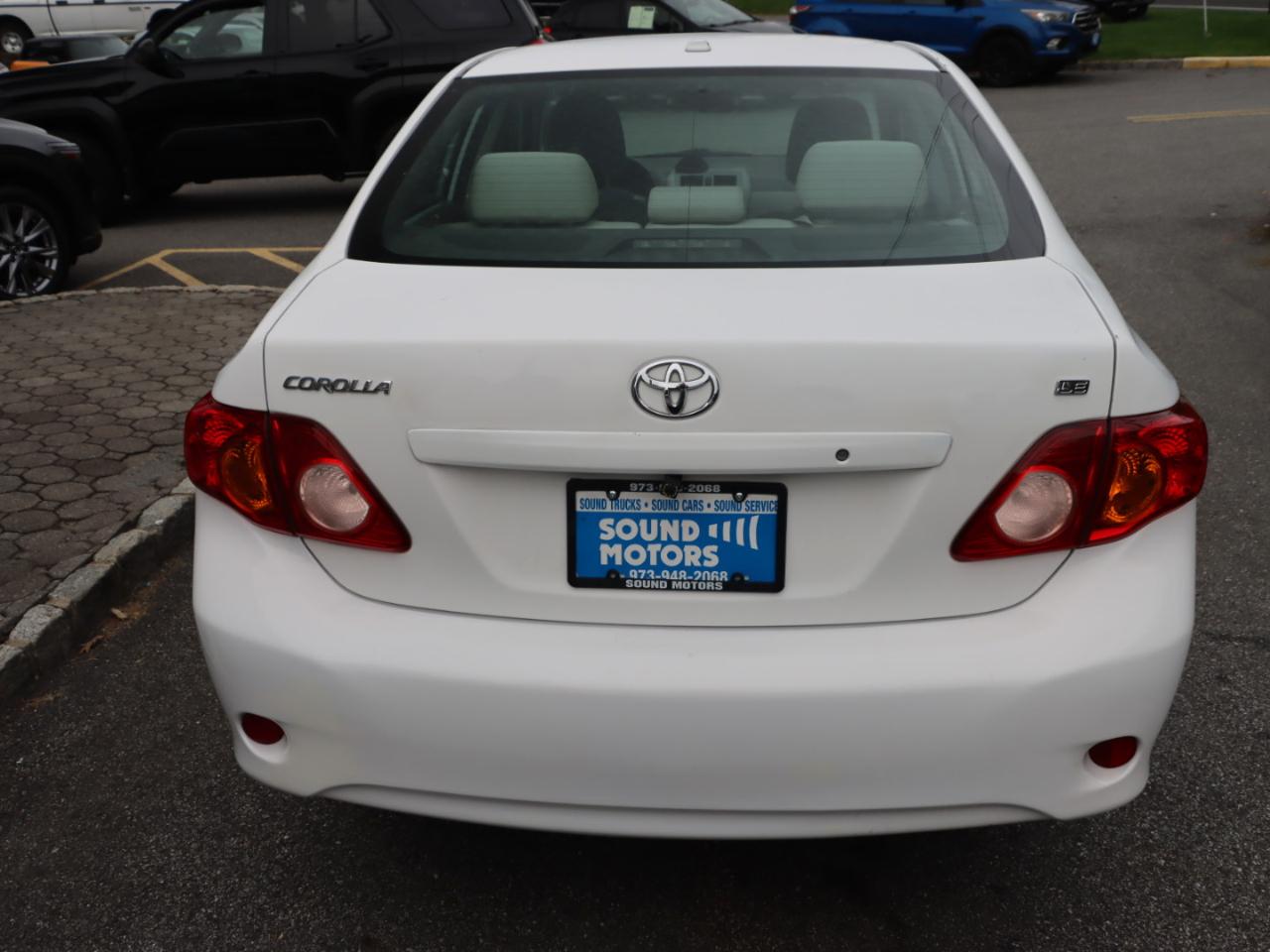 Toyota Corolla Base 5-Speed MT 2010