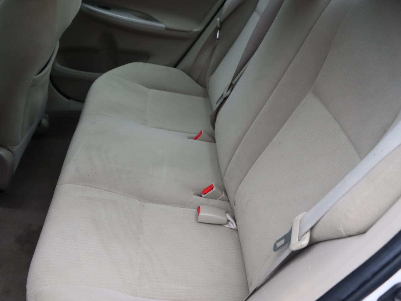 Toyota Corolla Base 5-Speed MT 2010