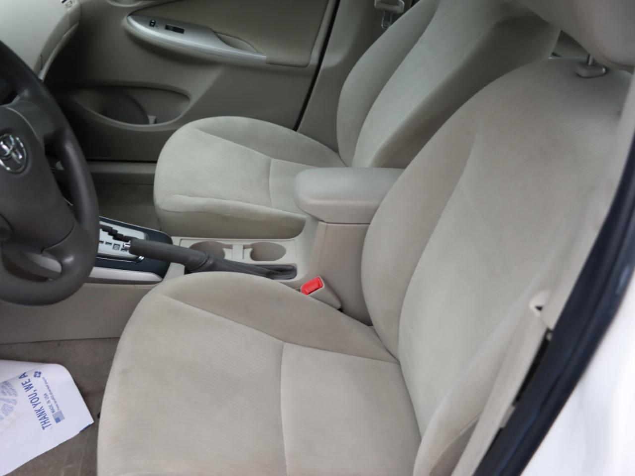Toyota Corolla Base 5-Speed MT 2010
