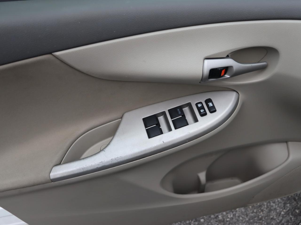Toyota Corolla Base 5-Speed MT 2010