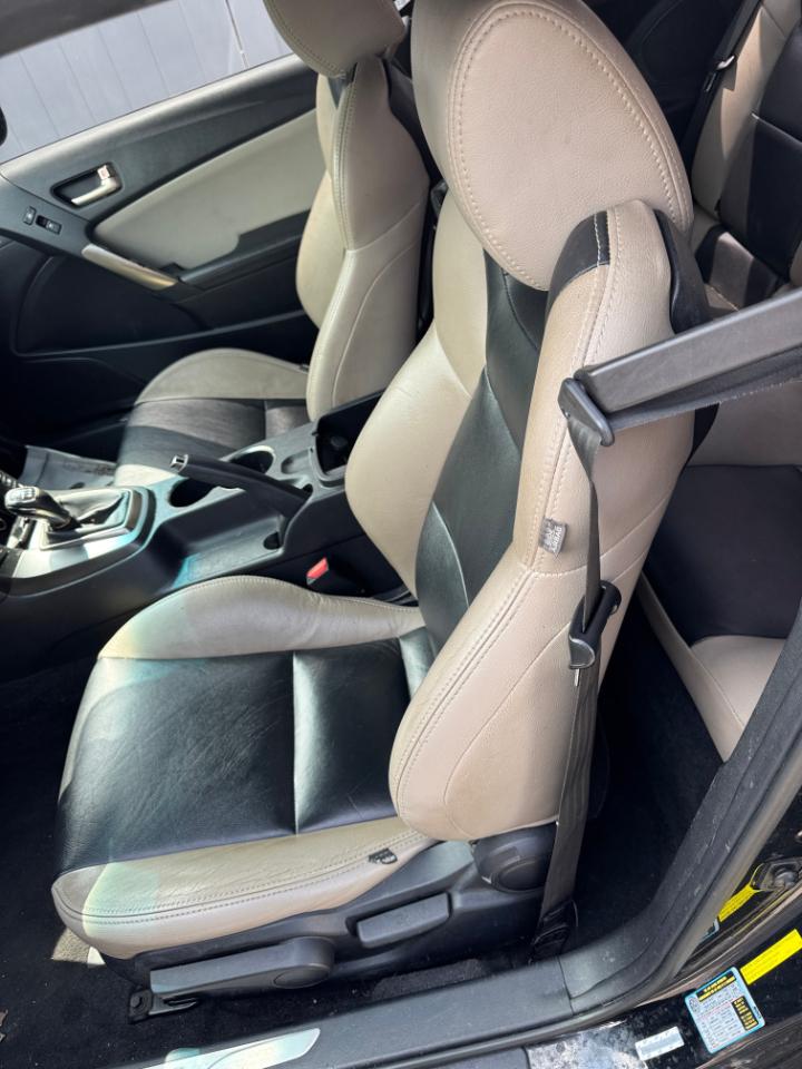 Hyundai Genesis Coupe 2dr 3.8L Man Base w/Gray Seats 2015