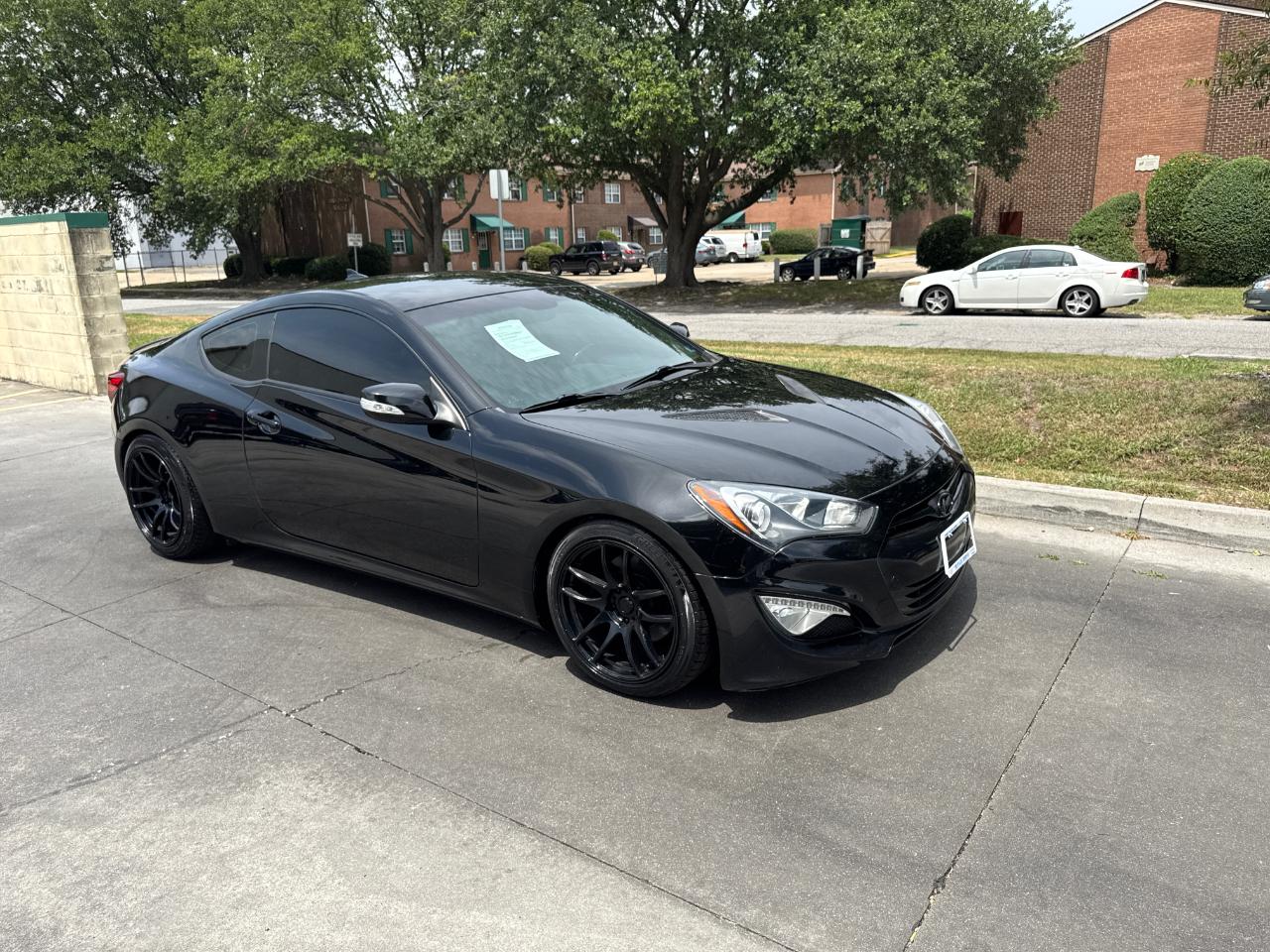 Hyundai Genesis Coupe 2dr 3.8L Man Base w/Gray Seats 2015