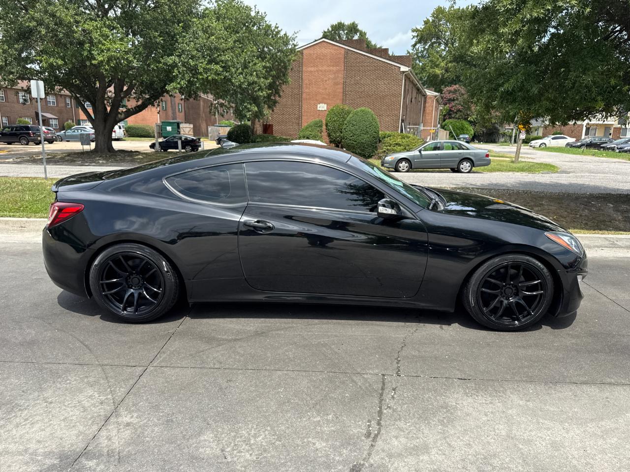Hyundai Genesis Coupe 2dr 3.8L Man Base w/Gray Seats 2015