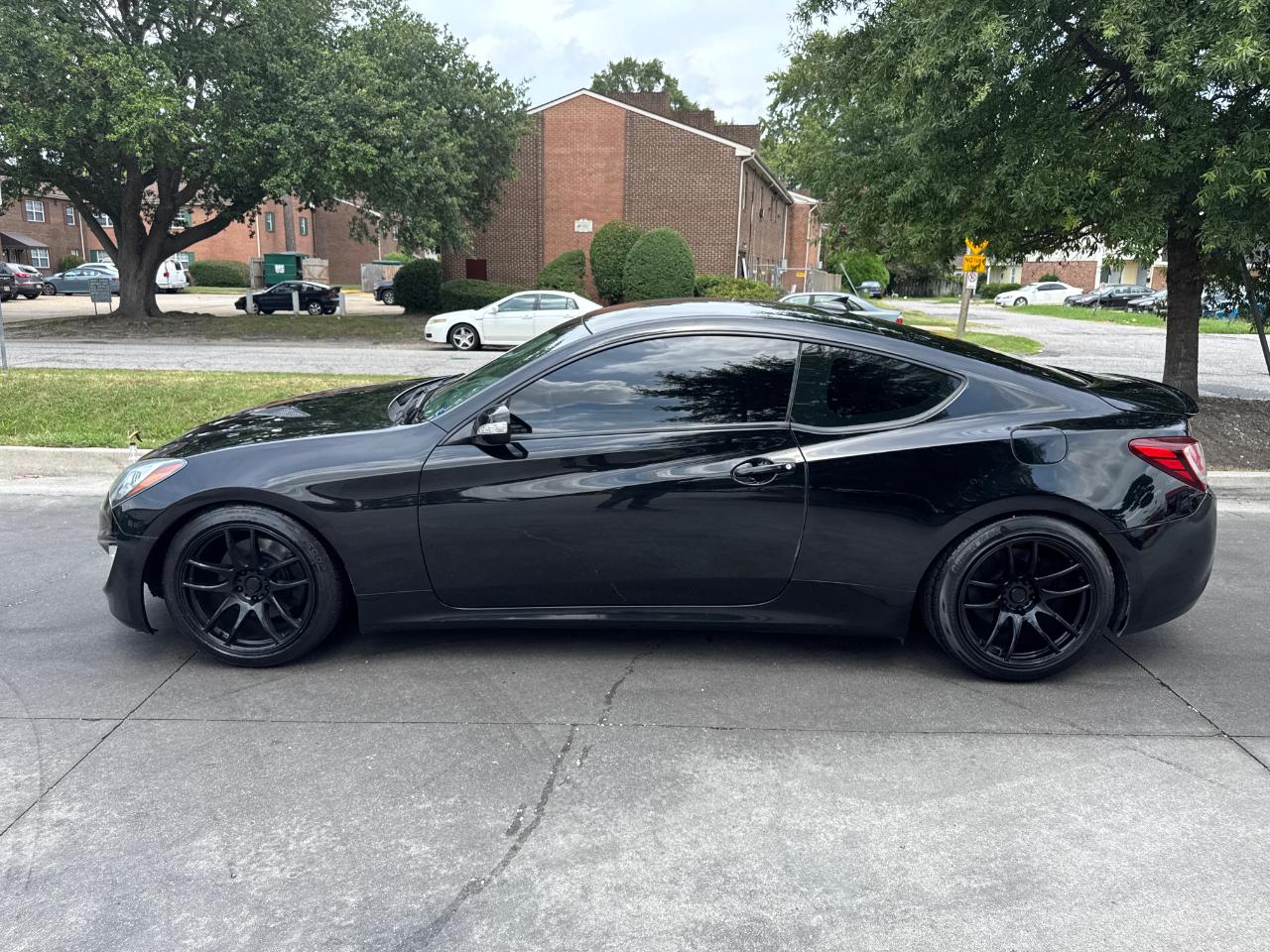 Hyundai Genesis Coupe 2dr 3.8L Man Base w/Gray Seats 2015
