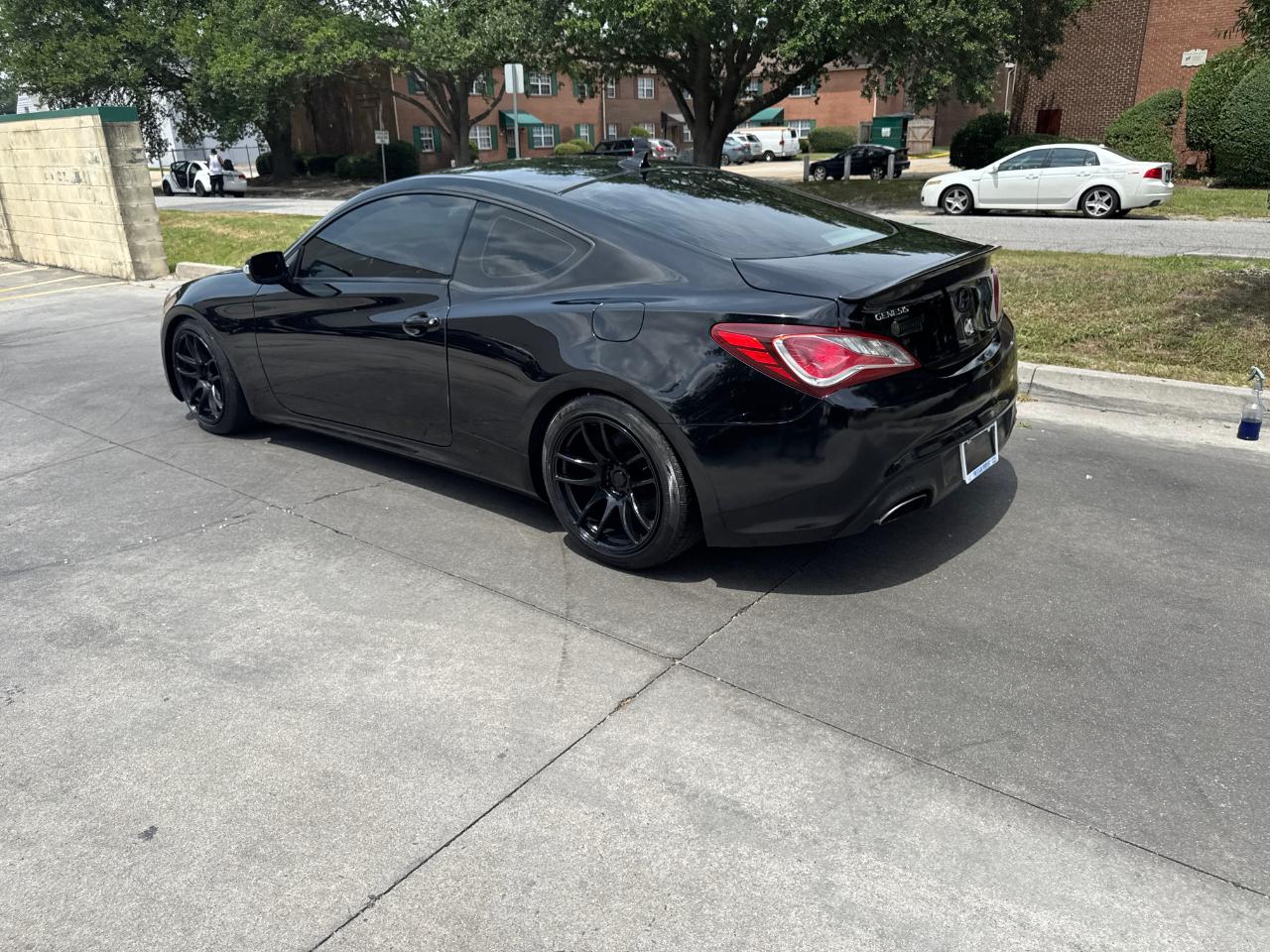 Hyundai Genesis Coupe 2dr 3.8L Man Base w/Gray Seats 2015