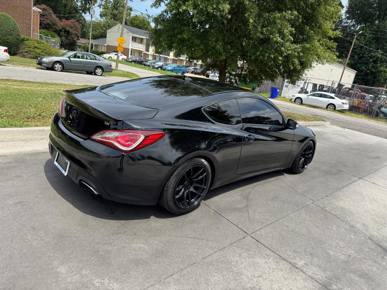 Hyundai Genesis Coupe 2dr 3.8L Man Base w/Gray Seats 2015