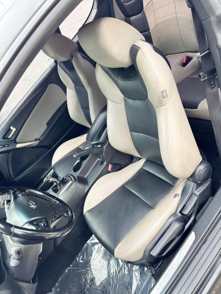 Hyundai Genesis Coupe 2dr 3.8L Man Base w/Gray Seats 2015
