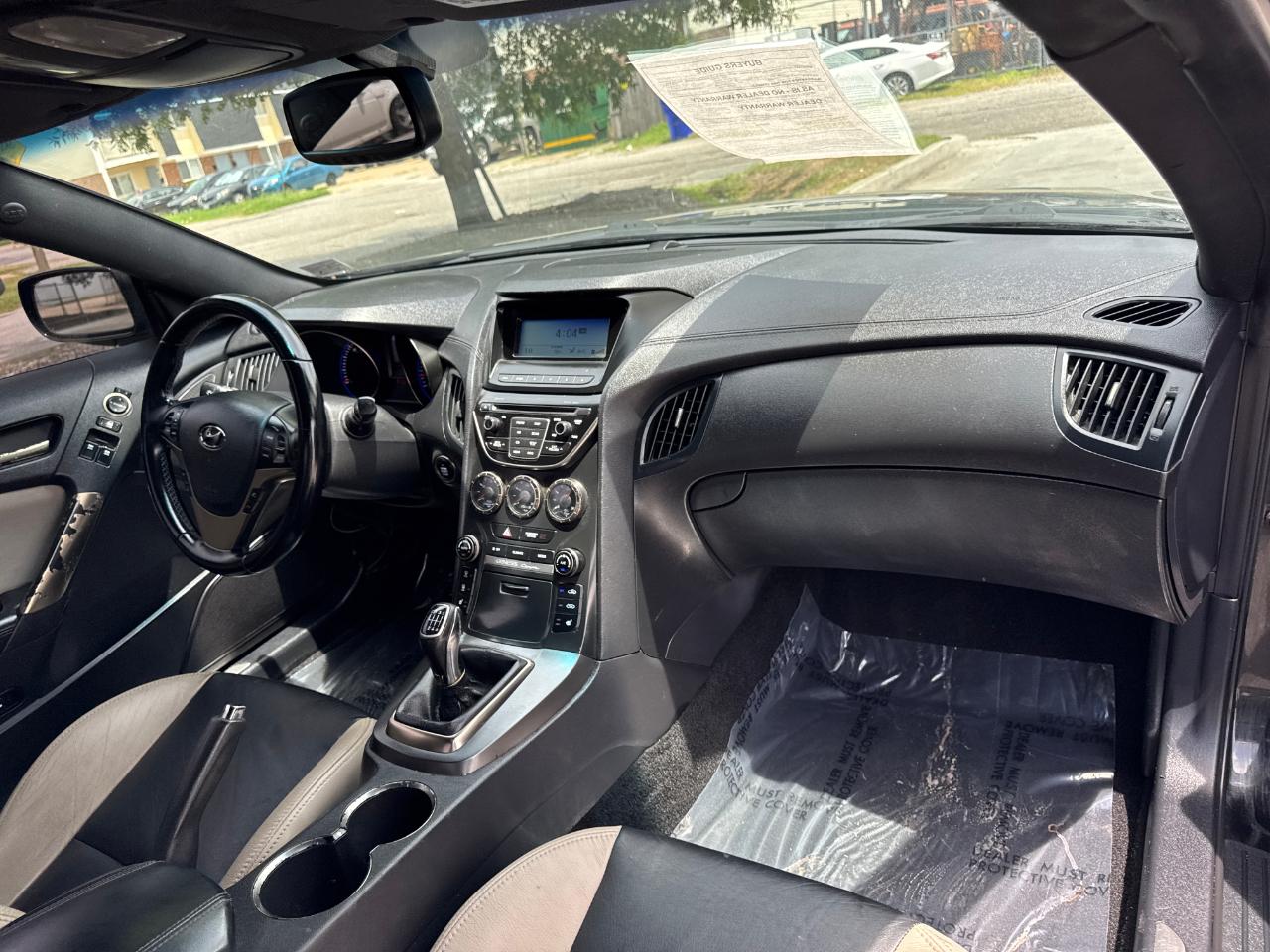 Hyundai Genesis Coupe 2dr 3.8L Man Base w/Gray Seats 2015