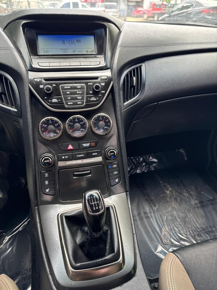Hyundai Genesis Coupe 2dr 3.8L Man Base w/Gray Seats 2015