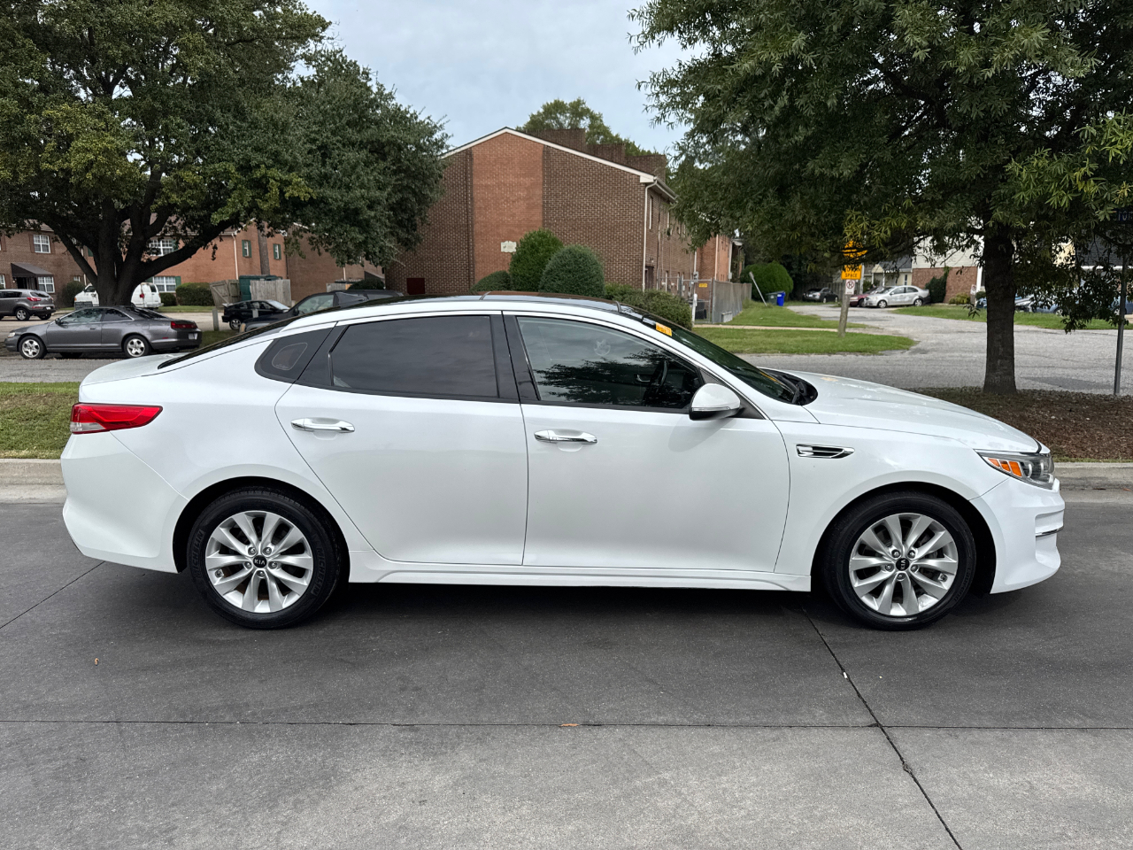 2016 Kia Optima EX photo 3