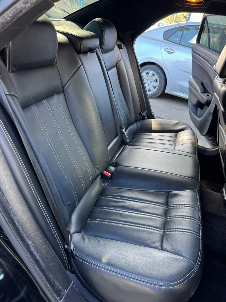 2015 Chrysler 300 photo 6