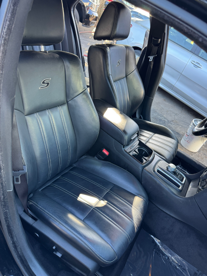 2015 Chrysler 300 photo 7