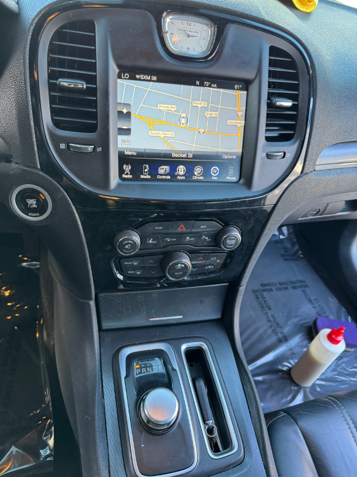 2015 Chrysler 300 photo 9