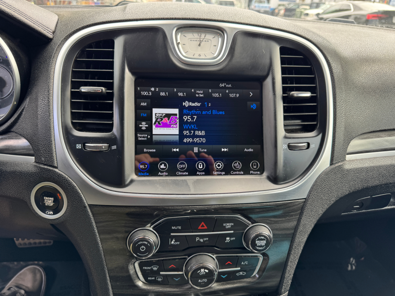 Chrysler 300 Touring L RWD 2021