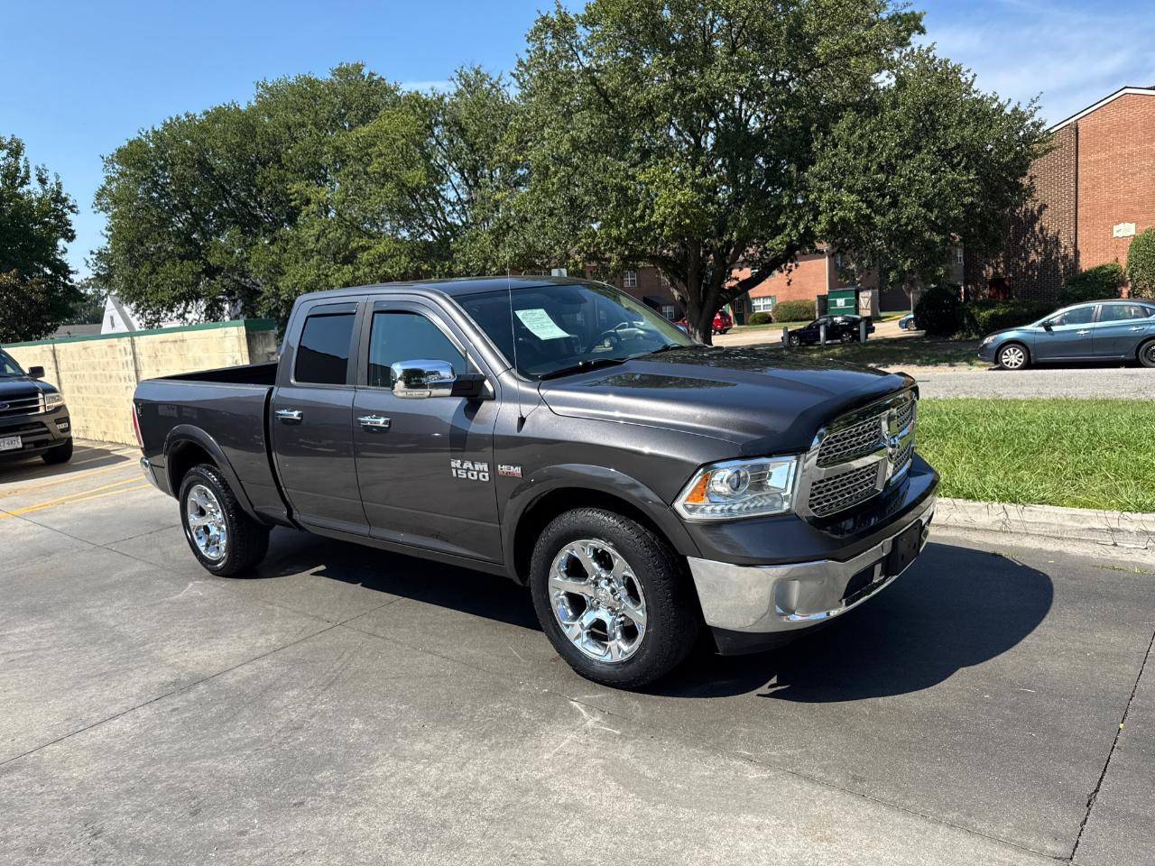 RAM 1500 4WD Quad Cab 140.5" Laramie 2016