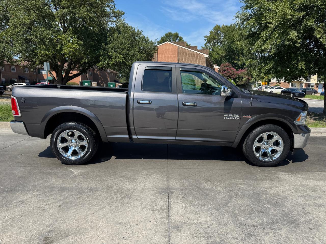 RAM 1500 4WD Quad Cab 140.5" Laramie 2016