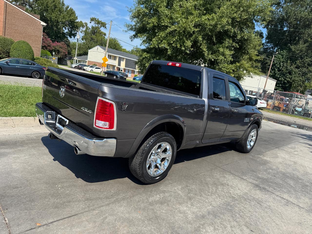 RAM 1500 4WD Quad Cab 140.5" Laramie 2016