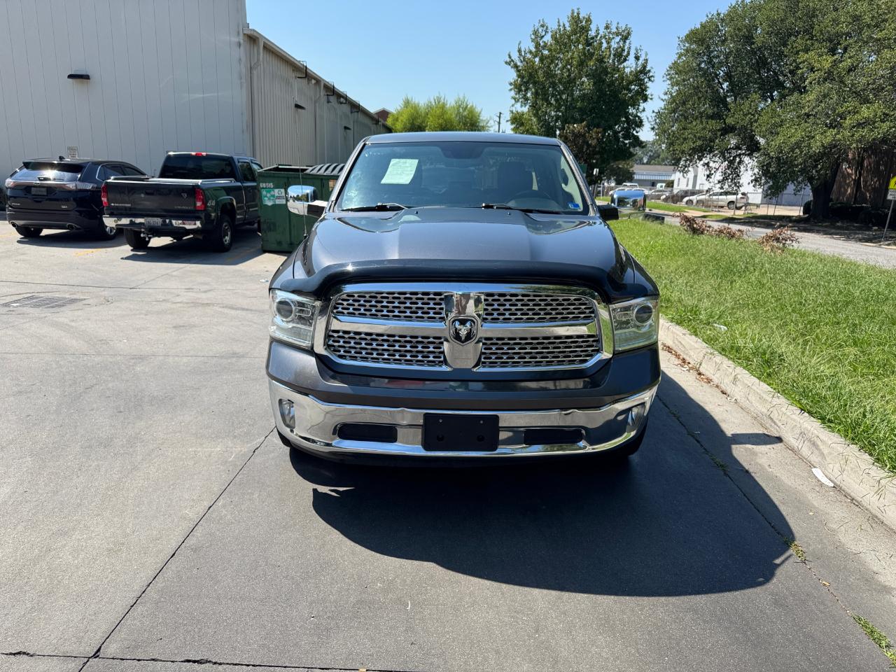 RAM 1500 4WD Quad Cab 140.5" Laramie 2016