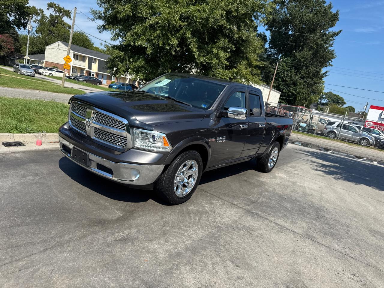 RAM 1500 4WD Quad Cab 140.5" Laramie 2016