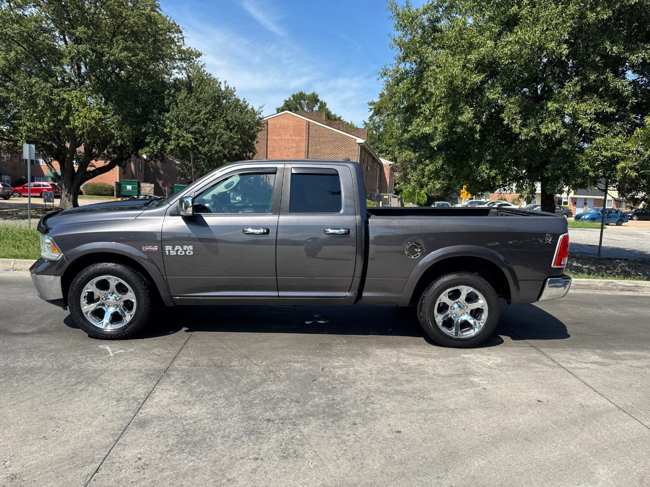 RAM 1500 4WD Quad Cab 140.5" Laramie 2016