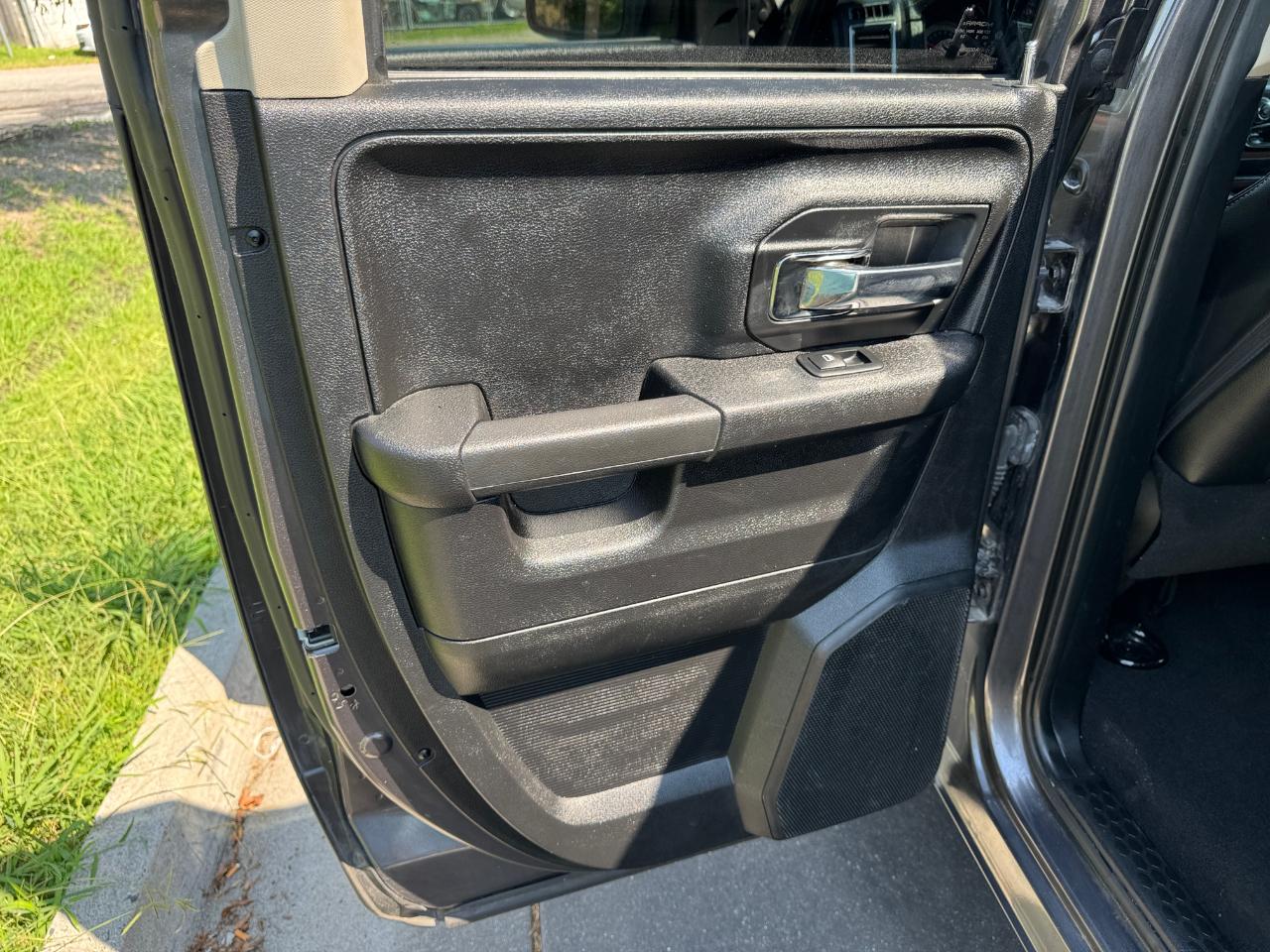 RAM 1500 4WD Quad Cab 140.5" Laramie 2016