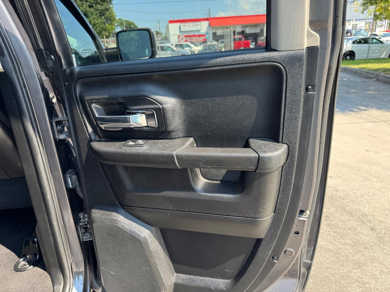 RAM 1500 4WD Quad Cab 140.5" Laramie 2016