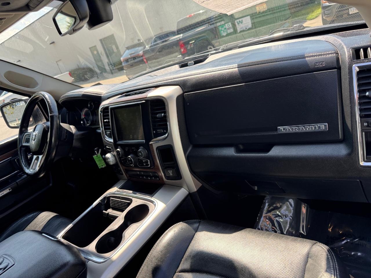 RAM 1500 4WD Quad Cab 140.5" Laramie 2016