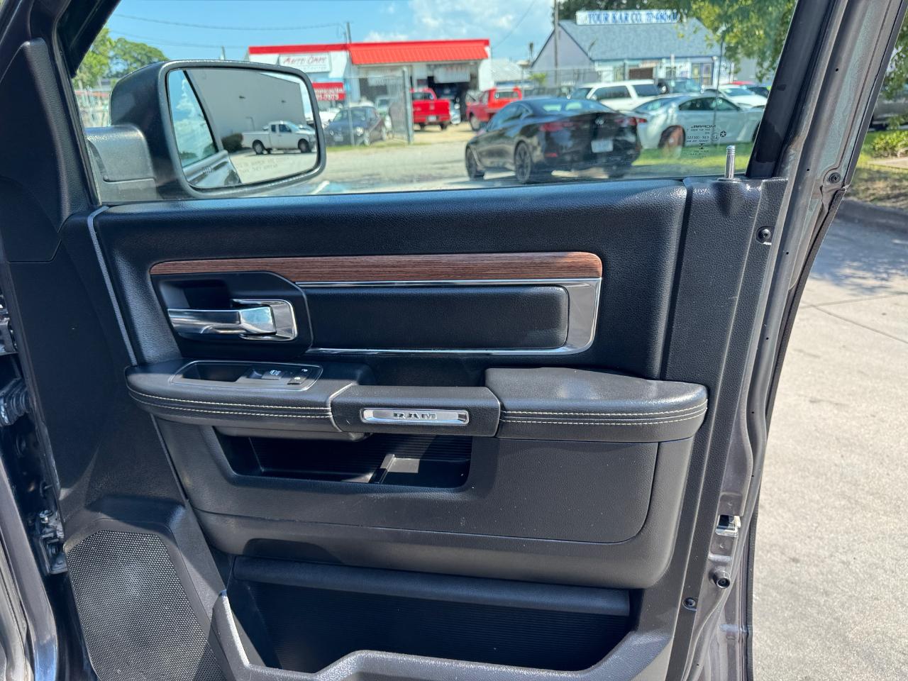 RAM 1500 4WD Quad Cab 140.5" Laramie 2016