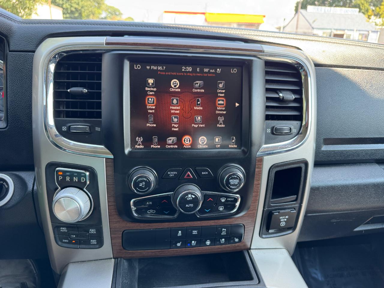 RAM 1500 4WD Quad Cab 140.5" Laramie 2016