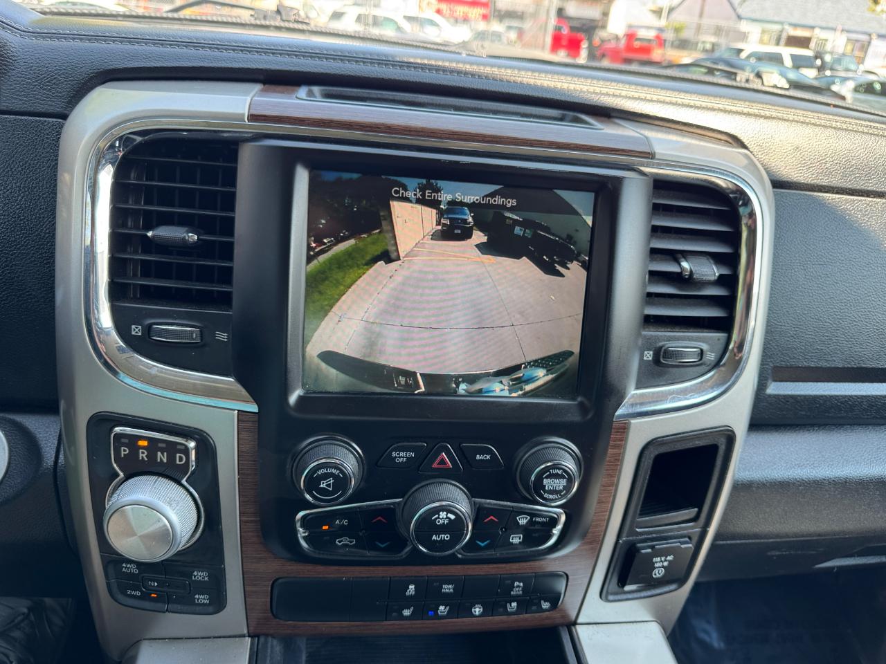 RAM 1500 4WD Quad Cab 140.5" Laramie 2016