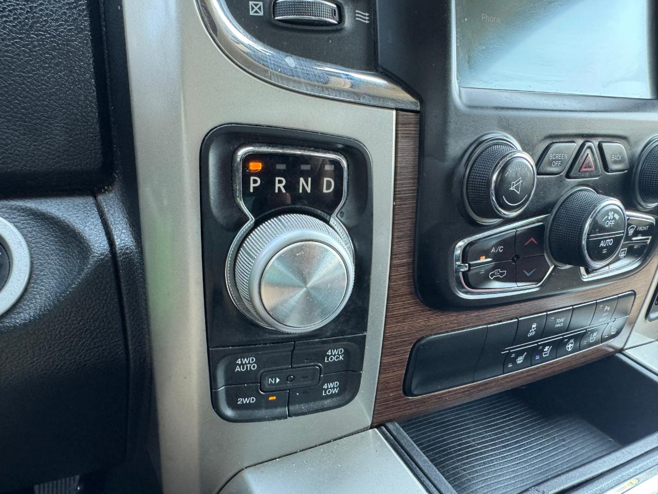 RAM 1500 4WD Quad Cab 140.5" Laramie 2016