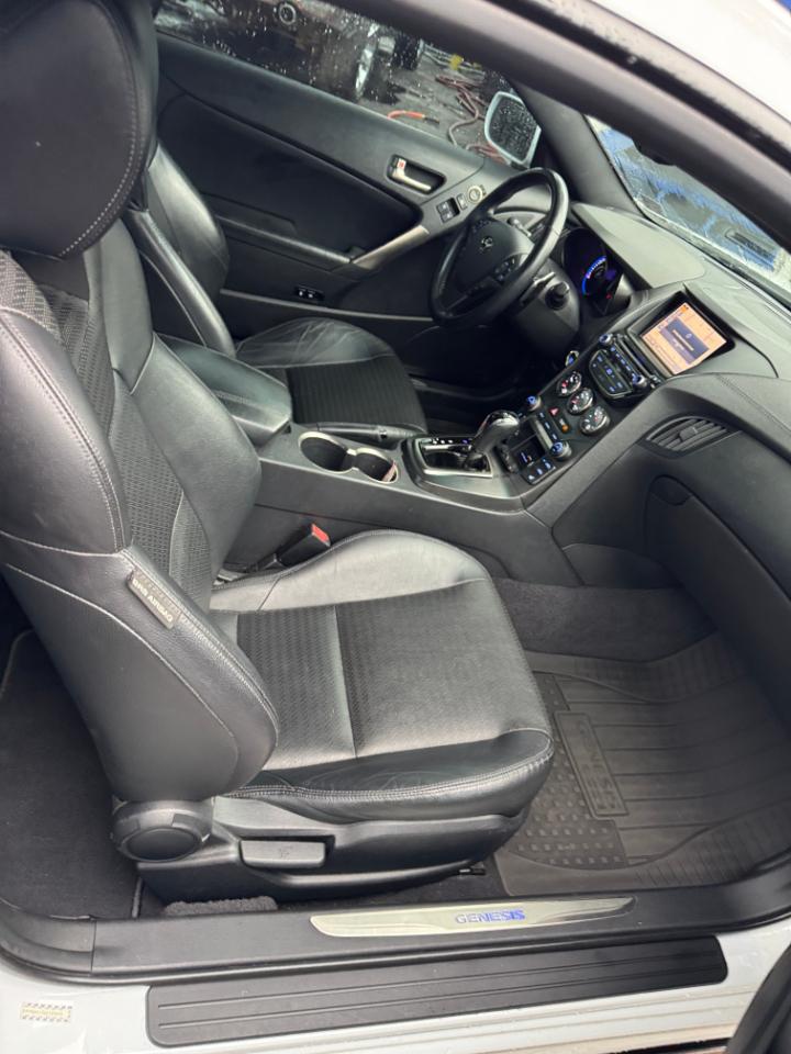 Hyundai Genesis Coupe 2dr 3.8L Auto Ultimate w/Black Seats 2016