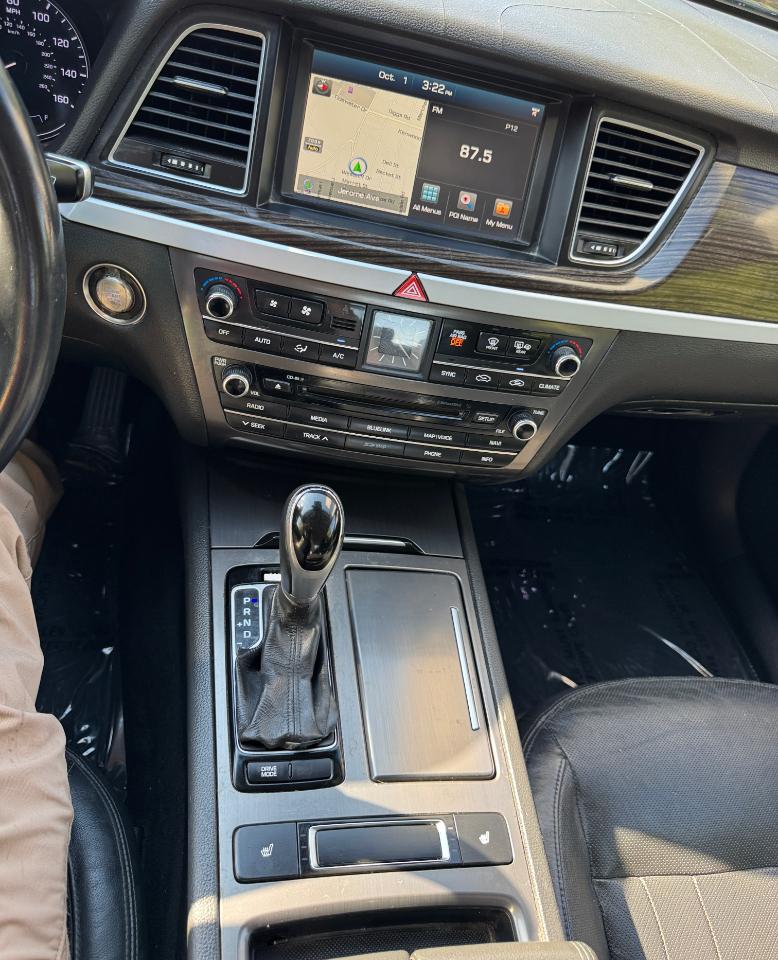 Hyundai Genesis 4dr Sdn V6 3.8L RWD 2015