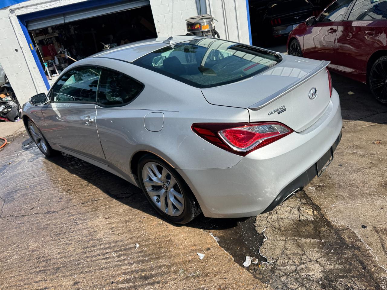 Hyundai Genesis Coupe 2dr 3.8L Auto Base w/Black Seats 2015