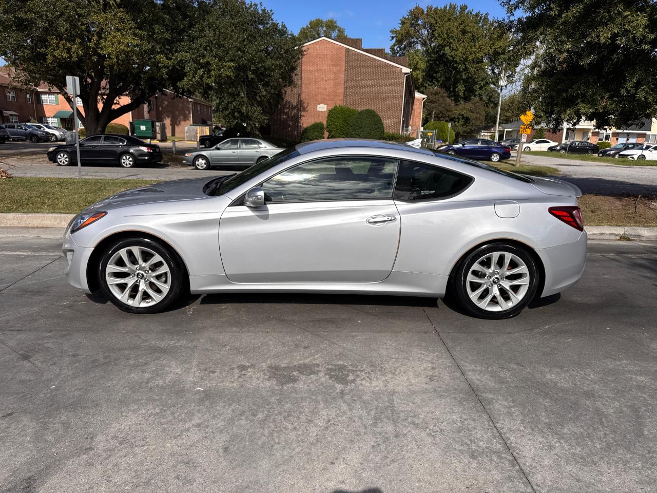 Hyundai Genesis Coupe 2dr 3.8L Auto Base w/Black Seats 2015