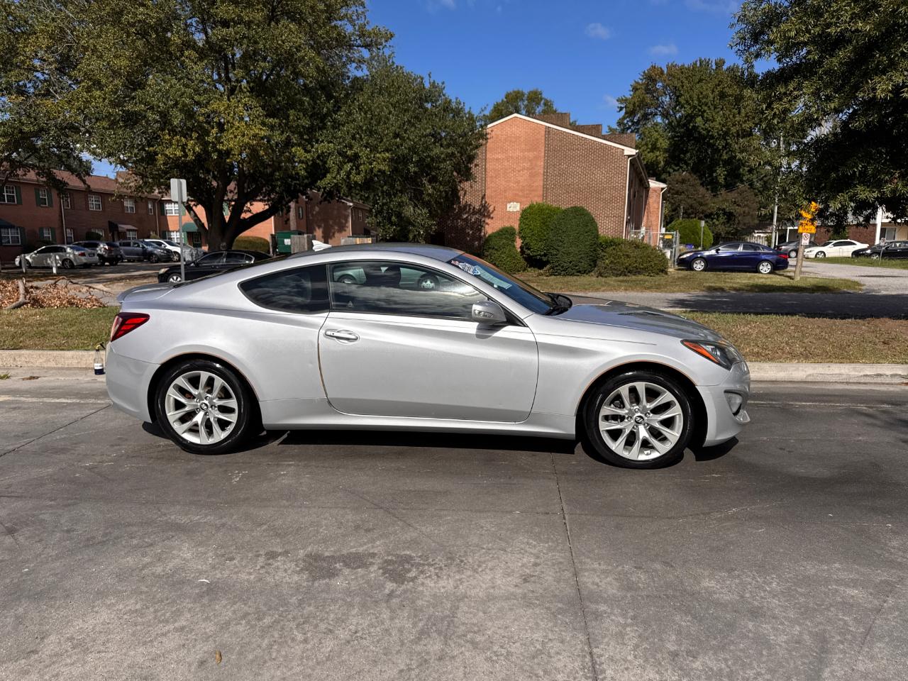 Hyundai Genesis Coupe 2dr 3.8L Auto Base w/Black Seats 2015