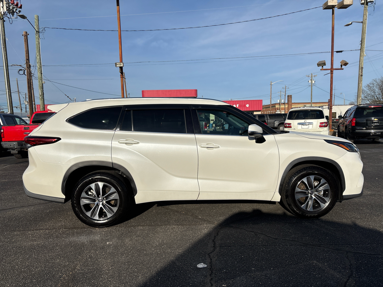 Toyota Highlander XLE 4D SUV FWD 2020