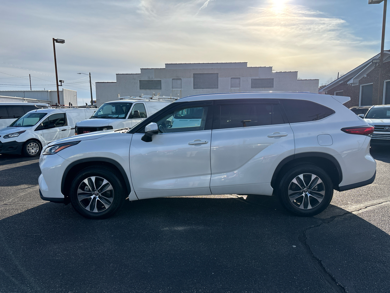 Toyota Highlander XLE 4D SUV FWD 2020