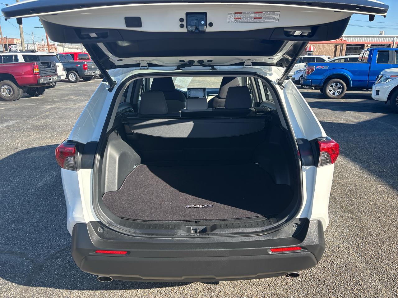 Toyota RAV4 XLE FWD (Natl) 2019